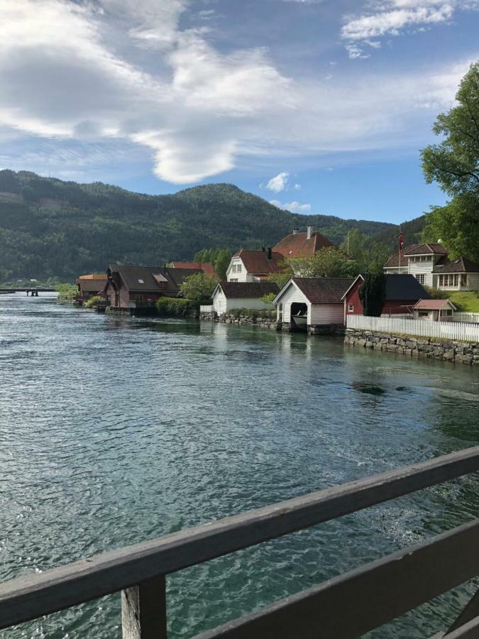 Stryn - House By The River Bagian luar foto
